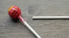 Po co w patyczku od lizaka zrobiono dodatkowy otwór?