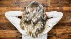 Najlepsze sposoby na dyskretne zamaskowanie siwizny: modne techniki, które ją ukrywają